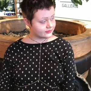 Långärmad döskalle tröja  - Den här tröjan köpte jag för flera år sen på H&M. Den är lite varmare. Passar bra till hösten och vintern som närmar sig. Inga hål och bra skick ⭐️