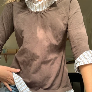 Snygg tröja - Snygg tröja med en skjorta som sticker fram. Står storlek L men själv är jag en s! Frakt tillkommer😋
