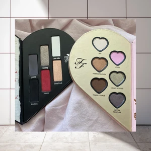 Too Faced/KvD/Kat von D ögonskuggspalett - Paletten är ytterst lite använd, vissa skuggor är helt orörda.  Disclaimer: jag vet inte när paletten är inköpt. Nypris ca 330kr  Jag packar varan ordentligt och ansvarar inte för postens slarv.