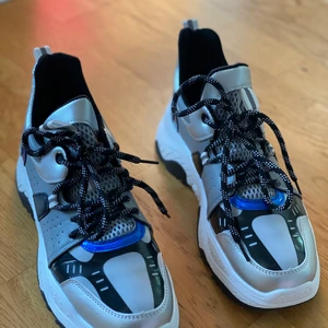 Futuristiska sneakers - Splitter nya sneakers i Storlek 39. 