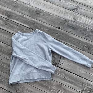 En väldigt mjuk grå sweatshirt som man kan ha till mycket och passar extremt bra nu till hösten. 