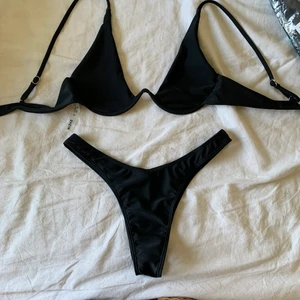 Bikini - Säljer denna oanvända bikini då den är för liten för mig, super snygg och trendig! Dem är köpta separat, 60kr styck ordinariepris.