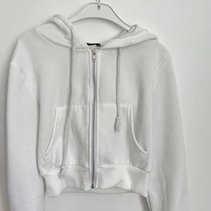 Hoddie XS - Jätte fin o skön croped hoddie! Sitter hur fint som helst o är i stl. Xs men då den är lite kortare passar den även XXS! Den är använd o jag älskar den så det gör lite ont att sälja den🙄💞 Men jag börjar lägga ett pris på 70 kr så får ni fortsätta buda!💗💕💞 tar endast swish