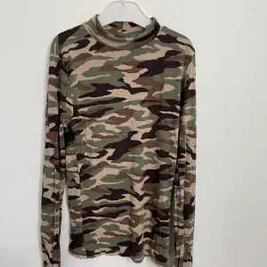 Jätte tight fin tröja i militär mönstrat! Den är i stl. XS o oanvänd! Finns ej att köpa i butik längre💕💞💗 jag lägger ett pris på 50 kr så får ni fortsätta buda!💞 + frakt Tar endast swish o skriv bara om du är seriös<33