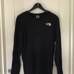 The North Face Långärmad T-shirt - The North Face långärmad T-shirt i storlek S. 70 kr + frakt
