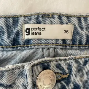 Perfekt jeans från Gina tricot som jag säljer buda om ni vill och frakten är 50 kr använd 1 gång passar inte mig för dem är förstora i midjan. Original pris 599kr