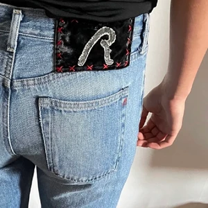 Replay jeans  - Säljer dessa replay jeans i storlek 34/36. Köpta för ca 800kr så säljer för 410kr och jag betalar ej frakt och priset går inte att sänka. Hör av er om ni har frågor❤️ De är lågmidjade. Innerbenslängden är 87.