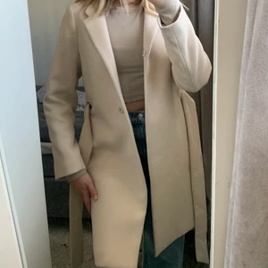 Kappa - Från h&m i en fin rosa/beige färg, använd en höst men i väldigt bra skick, så skön!!💖💖💖 nyprs 499