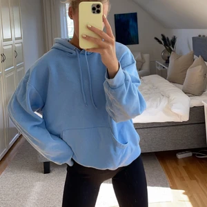 Hoodie från Monki - Extremt mysig och snygg hoodie från Monki i storlek S.  Den är lite oversized. Är i gott skick och ser ut som ny. 