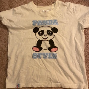 En panda style dollystyle t-shirt!!  - Använd. Men funkar jättebra! Baksidan står det ”Holly 1” som ni ser på sista bilden! Och framsidan står det ”panda style” !! I storlek M för 9-10 år! Dock så tror jag att denna är i xs. Den är liten på mig!! 