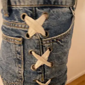 Jeans shorts med snörning på sidan stl S