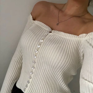 Stickad topp från Verge Girl - Super fin stickad topp med hjärt-knappar från Verge Girl!! Den är i nyskick och är knappast använd. Den har resår i ärmen så man kan ha den både off-shoulder och som vanligt! 🤍🤍