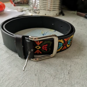 Skärp - Jättefint svart skärp med broderade detaljer i fina färger, perfekt för att göra ens outfit lite roligare. <3