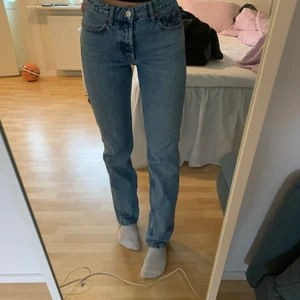 Zara jeans - Supersnygga midrise jeans från zara som är inköpt för längesedan och inte finns längre. De har gått sönder lite vid ena hålet för skärp, se sista bilden. Frakt ingår