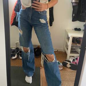 Slutsålda vida jeans från na-kd. Säljs då de tyvärr är för stora för mig. Storlek 34, köpta för 499kr. Långa på mig som är 168.💗