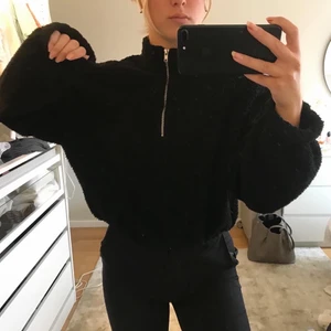 Svart Teddy tröja  - Svart Teddy tröja från Gina Tricot