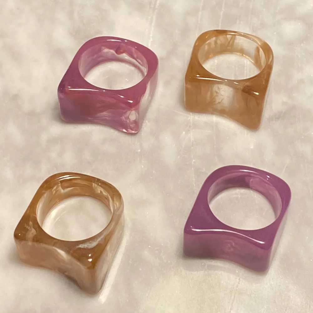 säljer dessa fina chunky ringarna! finns 1 rosa/lila kvar, pris 20kr + 13kr frakt 😇. Accessoarer.