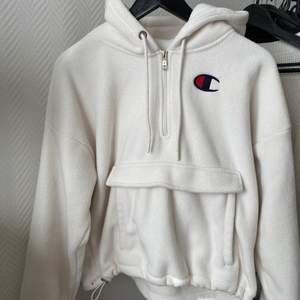 Säljer denna sköna hoodie från champion i XS då den inte kommer till användning. Använt ett ca 3 gånger
