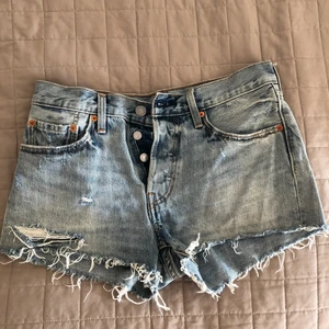 Levi’s 501 shorts - Levi’s 501 shorts i strl. W26. Inte mycket använda. 