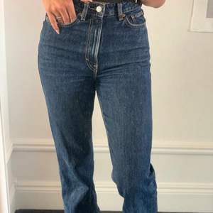 Mörkblåa jeans från Weekday i modellen Rowe! Jag är 166cm!🤗 (Köparen står för frakten) 