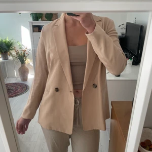 Beige/Cream Kavaj - Säljer denna beige/cream kavajen från HM då jag nästan inte fått någon användning för den 💛😅 passformen är bra och den är i nyskick 💖 lite tunnare i materialet och med inbyggda axelvaddar 🤩