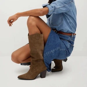 Cowboyboots, oanvända - Säljer dessa helt nya supertrendiga och slutsålda cowboyboots i 100% mocca som jag beställde från mango men glömde skicka tillbaka. De är SJUKT snygga men tyvärr för små för mig så de är väldigt små i storleken. Jag har vanligtvis strl 40 och kan ej få på mig dessa trots att det står 41, men jag skulle därför mena på att de är max strl 39. De är så sjukt snygga och jag är så ledsen att jag ej kan ha dem😭 Köpta för 1199 men säljer genom budgivning med start på 500, köp direkt för 600. ❤️❤️