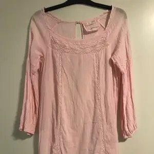 Säljer min rosa Odd Molly klänning strl S. Klänningen är sparsamt använd men är något utöjd i sömmen på baksidan (se bild). En väldigt ljus fläck finns på baksidan (se bild) men går troligen bort vid tvätt