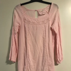 Odd Molly klänning - Säljer min rosa Odd Molly klänning strl S. Klänningen är sparsamt använd men är något utöjd i sömmen på baksidan (se bild). En väldigt ljus fläck finns på baksidan (se bild) men går troligen bort vid tvätt