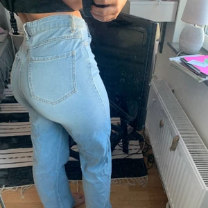Vida jeans madlady - Säljer ett par knappt använda vida jeans från madlady i storlek 36 💞