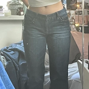 Lågmidjade jeans - Jättesnygga mörkblåa lågmidjade jeans!! Väldigt sköna, har en pösigare passform i benen.