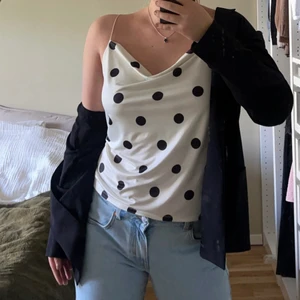 Linne  - Superfint linne i storlek xs ganska stor i storleken så passar från xs upp till m skulle jag säga!💛