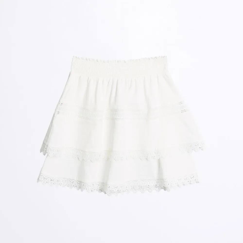 Säljer denna super somriga vita kjolen från Gina tricot . Kjolar.