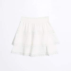 Säljer denna super somriga vita kjolen från Gina tricot 