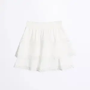 Säljer denna super somriga vita kjolen från Gina tricot 