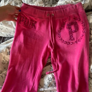 victoria secret pink mjukisar  - Säljer dessa victoria secret Pink mjukisar endast för dem är för små. Fint skick o knappt använda 