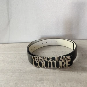 Versace Jeans Couture bälte  - ( Svart versace bälte)  andvänt max 3 gånger. Måttet står på sista bilden!  Har tyvärr ingen användning längre. Så hoppas någon har lust och köpa:) nypris 1045kr på från zalando. 