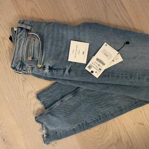 Oanvända Jeans från Zara (38)  - Köpte dessa och råkade ta bort lapparna. Superstretchiga och så snygga men jag är för lång (180cm) för dem enligt min smak 😔