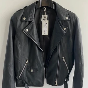 Skinnjacka - Skinnjacka i äkta skinn i märket crocker. Nypris: 1999kr. Storlek: XS. 