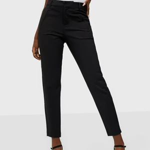 Nya Vero moda kostymbyxor strl S/"32 - Oanvända vero moda vmvictoria nw antifit ankle pants noos i svart. Nypris 399kr