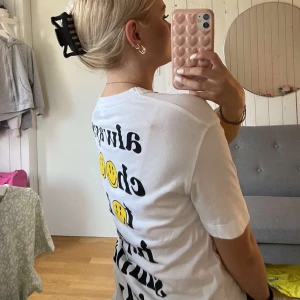 Smiley T-shirt  - Smiley T-shirt från Zara i storlek S. Endast använd några få gånger💕