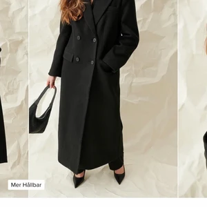 moa mattsson X NAKD kappa - 🖤Säljer denna fina dubbelknäppta kappa i svart från Moa Mattssons kollektion med NAKD.   Storlek 36. Vanligt i storlek, ger en snygg oversized look om man är en 34:a samt delvis en 36:a.   Pyttelite nopprig på insida ärmar o vid söm i midja🥺 Se bild  Alternativ Upphämtning centrala Lund🖤