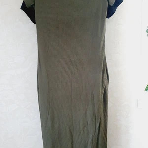 Nya!! Två Klänningar BikBok strl S - Två jättefina ribbade klänningar i svart och militärgrön. Figurnära med slits i ena sidan. Nypris 299:-         oanvända och säljes tillsammans för 150kr 😊                        