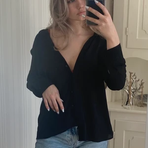 Svart lägg skjorta nästan genomskinlig  - Lätt tyg och svart genomskinlig skjorta perfekt att ha över linne eller som vanlig sjorta om man ville de! 