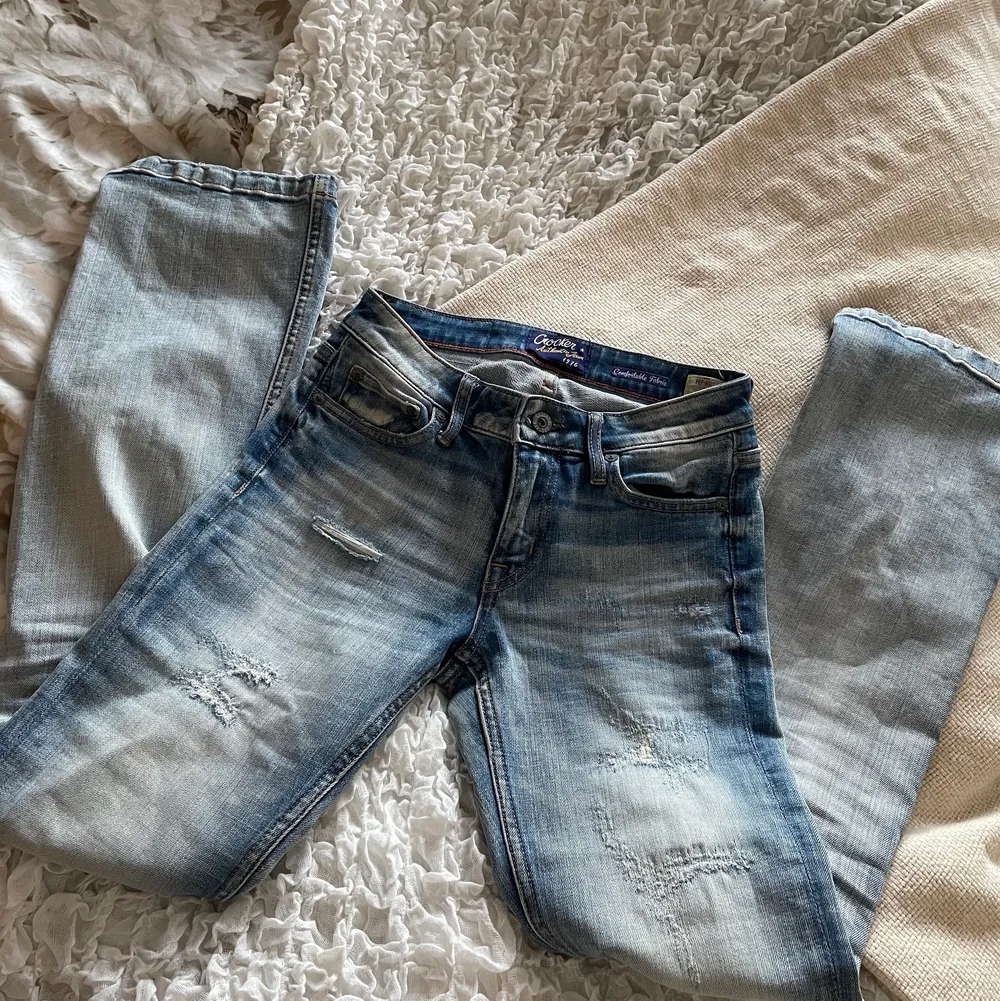 Lågmidjade vintage jeans i modellen ”PEP!BOOT” ifrån Crocker som är väldigt svåra att få tag i. Storlek: waist 26 length 31 (motsvarar XS/S/34). Nästan aldrig använda. Tveka inte med att skriva vid eventuella frågor. Köparen står för fraktkostnaden🤎. Jeans & Byxor.