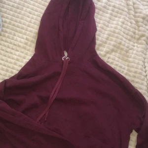 Vinröd/lila hoodie  - Gammal tröja som aldrig blir använd. Den är croppad. I nyskick 
