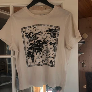 Graphic tee and other stories - Jättefin graphic tee från &otherstories. Sparsamt använd, som ny. En fin karta. Storlek 42 på lappen.  Passar mig som är den storleken, men skulle ändå säga att den är liten i storleken. 