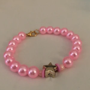 Rosa stjärn armband  - Ett rosa armband med en guld stjärna på. 15kr + 5kr frakt 