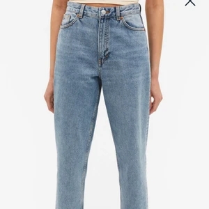 Taiki jeans - Jeans från monki i modellen taiki, med ritade flammor på ena bakre fickan, för små för mig