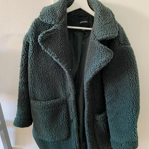 Mörkgrön teddyjacka Monki - En supermysig och tjock teddyjacka i en mörkgrön/mossgrön färg. Strl XS men oversized. Köparen betalar frakten!☀️