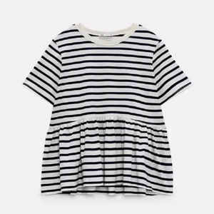 Randig volang tröja - Den trendiga randiga volang toppen från Zara ☺️ I storlek. Säljs då jag inte tycker den passar mig. Köpt lite efter jul och använd fåtal gånger, alltså i nyskick 💗 Slutsåld på Zara, säljs för 100kr + frakt (66kr)